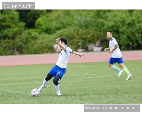 足球实时动态分析与精彩赛事回顾全方位解读足球世界的瞬息万变